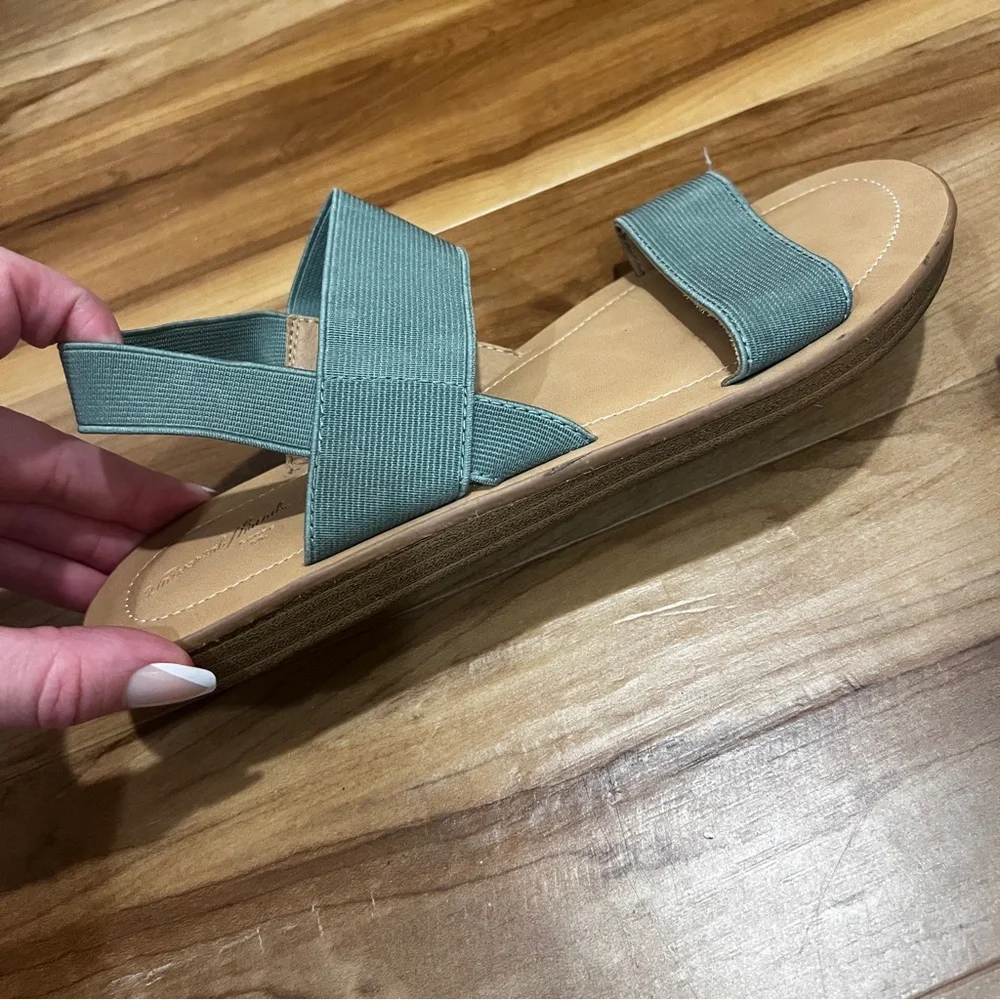 Universal Thread Sandals - Picture 2 of 3